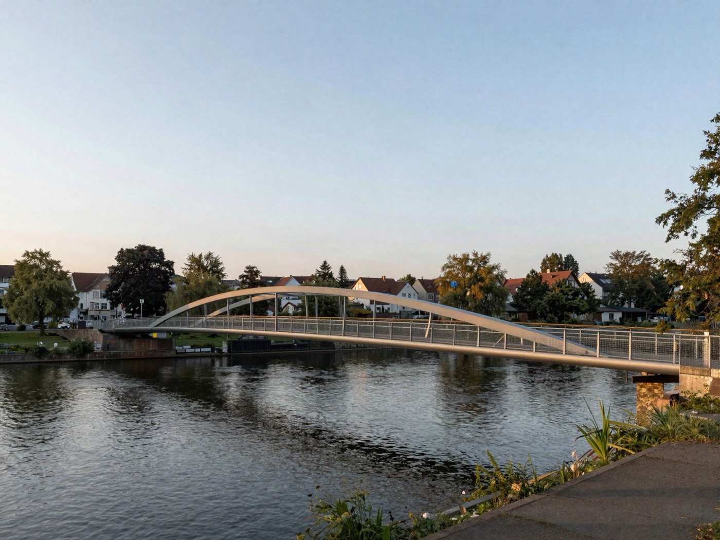 Schlanke Stahlbrücke für Fuß- und Radverkehr über einen Fluss