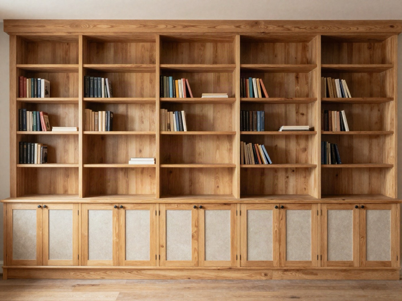 Bücherwand aus geöltem Holz über eine ganze Wand, unten Schränke mit Türen