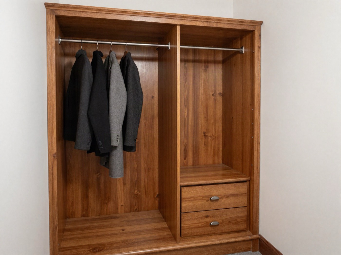 Offener Einbauschrank mit Kleiderstange und Schubladen in einer Nische